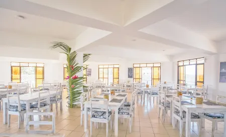 AHG Lion Beach Resort Отели рядом с достопримечательностью «Watamu Beach»