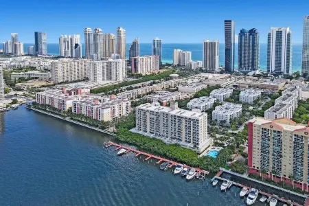 PETITE ITALIE WATERVIEW Отели рядом с достопримечательностью «Парк Хауловер»