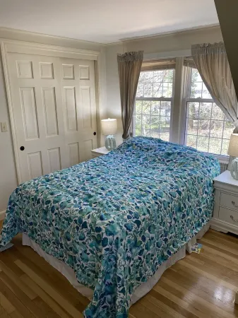 Charming home in Osterville close to beach! Includes beach pass Отели в г. Барнстейбл