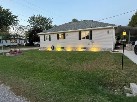 Charming 3-bedroom River/Lake Accessible House across from Clemins River Resort