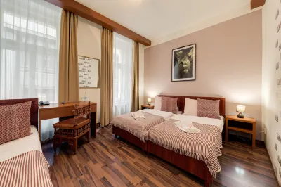 Koruna Hotel Hotel dekat Millionaire Gallery Prague