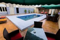 Crownsville Hotel - Airport Road Hotels in Ozuaha