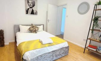 Spacious 3 Bed Flat Near Liverpool Street, Spitalfields