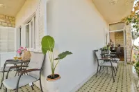 Apartment with Breathtaking Sea View Hotels in Okrug Gornji