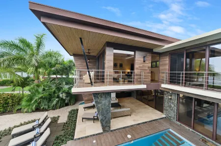 Beachfront Villa - Sunsets and Daily Maid Service