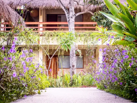 Mango Lodge Отели рядом с достопримечательностью «Pantai Selong Belanak»