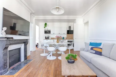 Apartments in Champigny-Sur-Marne - 30 Minutes from Disneyland Отели в г. Ла Кё-ан-Бри