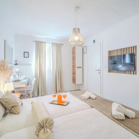 Central Split Rooms and Apartments Paese