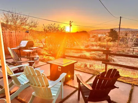 Atomic Arcade: Mid-Century Getaway with Games & Pool Отели рядом с достопримечательностью «Crazy Horse Ranch»