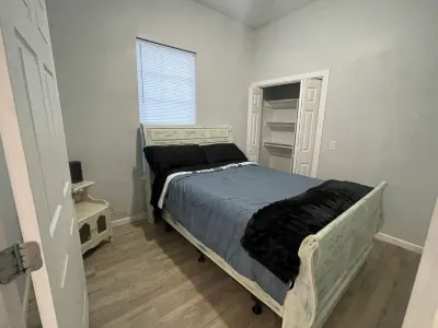 Charming 3-bedroom house in Oklahoma City with WiFi,AC. 5 miles from the airport Hotel in zona Mid-America Christian University