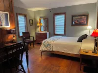 unique 2 Bedroom house with large backyard - The “ Warehouse” Hotels near LensCrafters