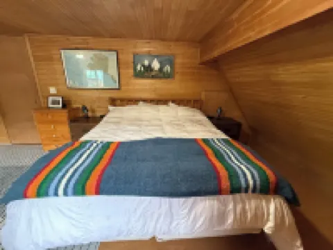 Cozy pet friendly cabin on creek with WiFi near Anchorage