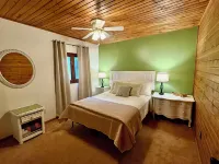 Northwoods Cabin on private lake. Across the street from Waupaca Chain 'O Lakes. Hotel dekat Timber Creek Gift Shop