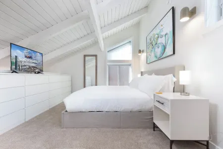 Bright & Airy Modern Cozy Condo in the Heart of Snowmass Village Отели рядом с достопримечательностью «Аспен Сноумасс Ски Резорт»
