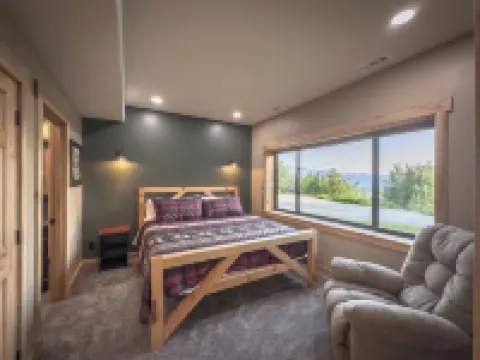 Luxurious Cabin in Alaska w/ Hot Tub & Cedar Sauna
