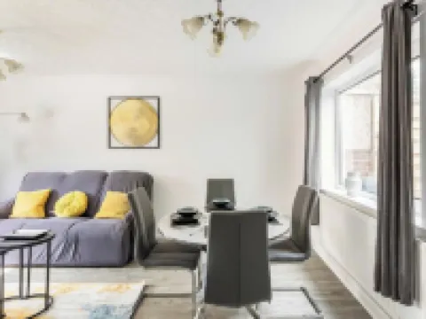 3 Bed House - Sleeps 5 - Parking - Garden - Wifi Hotels in Blackburn