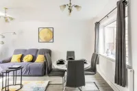 3 Bed House - Sleeps 5 - Parking - Garden - Wifi Hotels in Blackburn