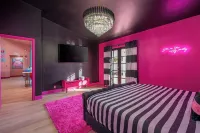 Dollhouse Daydream Barbie-inspired, Spacious 5-bedroom house with heated pool Hotels near Five Below
