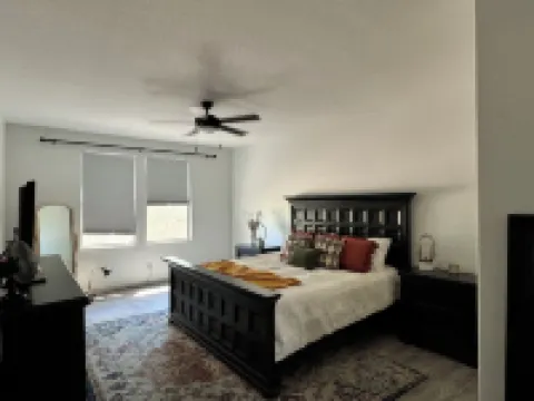 3-bedroom condo in beautiful Scottsdale with AC, WiFi, fitness room