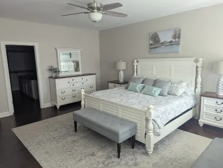 Charming 4-bedroom townhome in fabulous West Point. Great for Corporate Stays