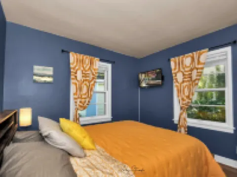Mid-Century Cottage Beach Oasis Hotels in Gary