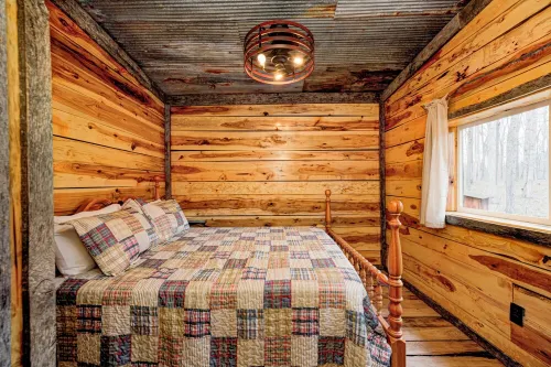 Private 3.5 acre Waterfront Cabin with Hot Tub, WiFi, Minutes from Nashville