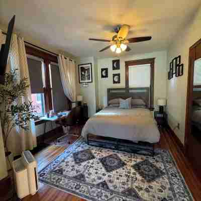 Cozy 1-bedroom lovenest in Covington with AC, WiFi pet-friendly fenced backyard Rooms