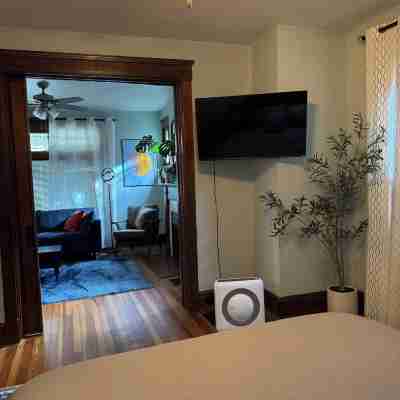 Cozy 1-bedroom lovenest in Covington with AC, WiFi pet-friendly fenced backyard Rooms