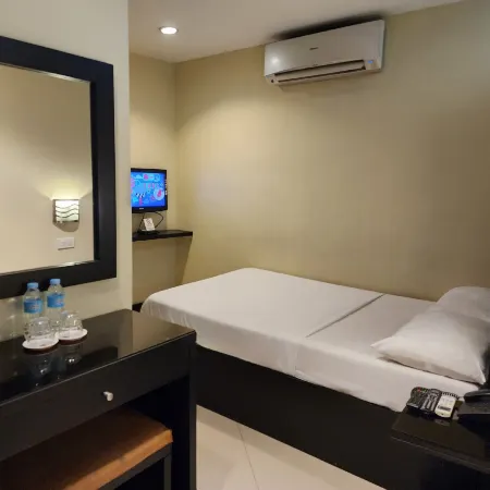 Green Glass Hotel