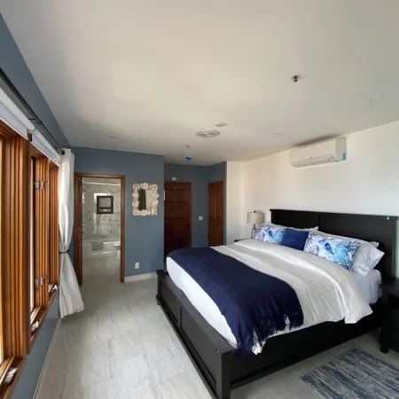 Catalina Honeymoon adventure, 1-bedroom 2 baths with A/C and golf car!