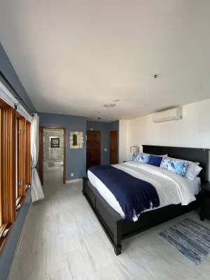 Catalina Honeymoon adventure, 1-bedroom 2 baths with A/C and golf car!