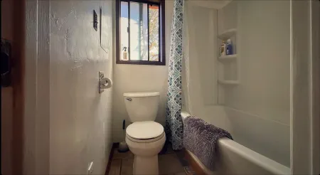 Charming bungalow with an Amazing view of Sequoia National Park in Three Rivers.