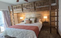 Newly Remodeled Cabin. Secluded. Hot Tub. 7 Miles to Zion National Park