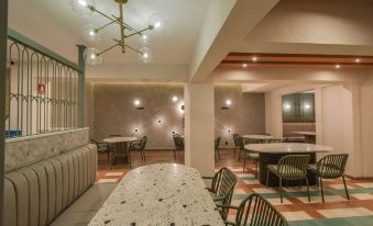 Expo Satelite 2750 Hotel & Suites