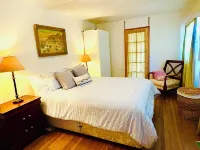 Lillie’s Oceanview RUSTIC Boho Surf Cottage Steps to the beach & fun!