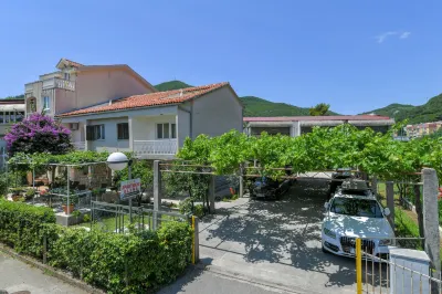 Apartments Elena Hotels near Slovenska Plaža