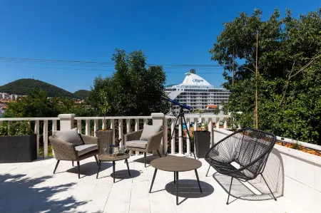 Apartments and Rooms Villa Naida