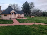 Les Cabanes du Grand Nord Hotels in Regny