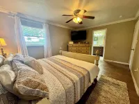 Peaceful in PalmbayIndulge in tranquility at our cozy spacious retreat,