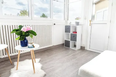 House in the center of Versailles, 5 minutes from the château and freeway Queen's Gate 주변 호텔