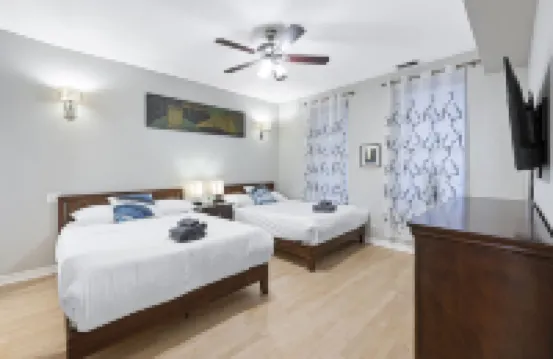 City Center, River North Condo HUGE 3BR, Patio, Parking(2x)