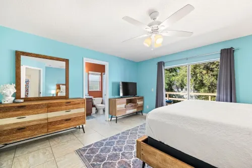 Walk to Beach, Fenced, Pet & Family Friendly