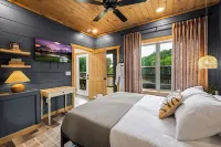 Prime location, Dollywood, 4 minutes to Parkway, No steep roads, Indoor pool