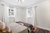 Modern Private Chalet-Close to Skiing, Shopping & Restaurants