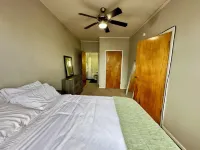 Cozy 1BR on Main St 10 min to Indy
