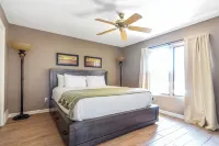 NEW Contemporary Downtown Loft Walk Everywhere