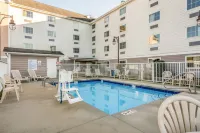 Suburban Studios Near Camp Lejeune - piscina