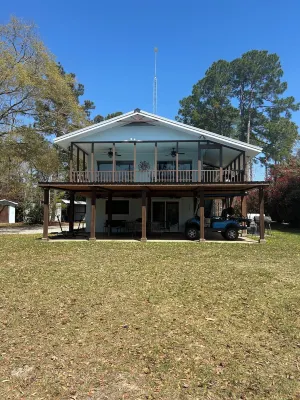 LAKEFRONT LODGE AMAZING Big Flat Lot, Beach, Boat Dock!LAKE EUFAULA AL