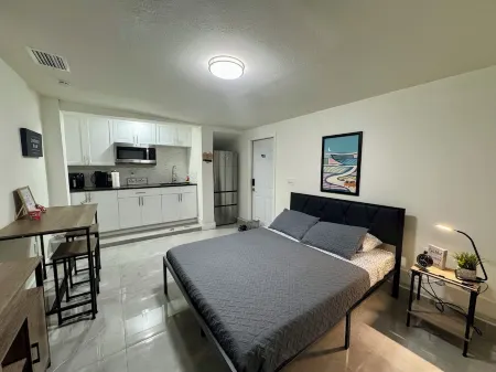 Cozy Studio Apartment in WPB, very close to the airport Отели рядом с достопримечательностью «Маунтс Ботаникал Гарден»