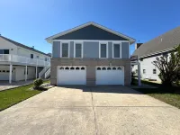 CANAL FRONT - GREAT VIEWS - 5 BDRM, 3&1/2 BATHS, 2 KINGS, GOLF, RELAX...